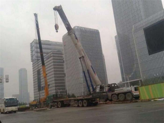 灵寿县“自动找平”—— 吊车的 “平地神器” 技术